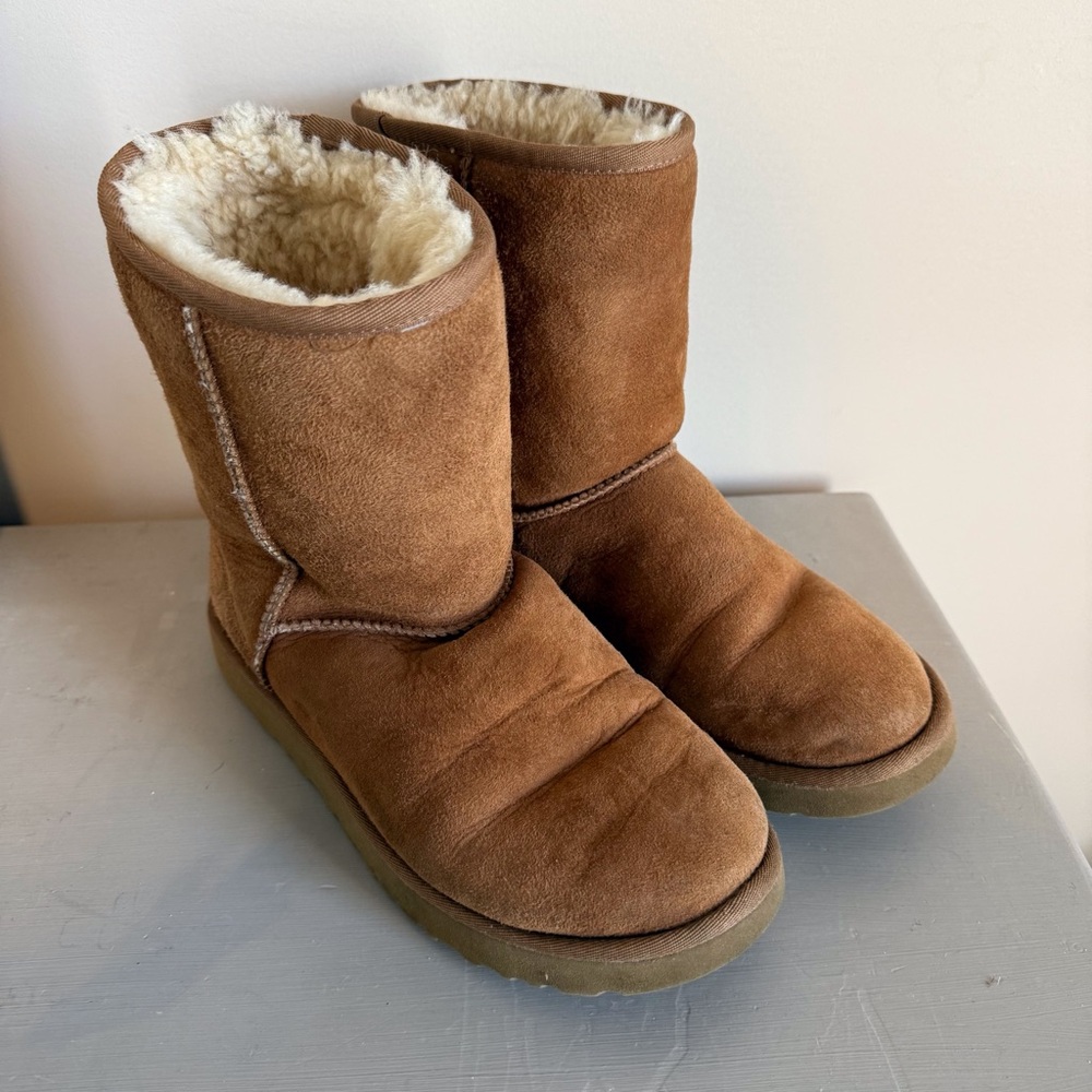 UGG Classic Short Suede Boots - Chestnut Size 9